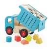 Camion en bois bleu clair avec roues rouges, boîte à formes colorées variées.