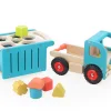 Camion en bois bleu et naturel avec boîte à formes colorées jaunes, rouges, vertes.