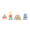 Personnage en bois avec casque jaune, panneau rouge, bûches et animal gris Moulin Roty
