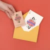 Carte à semer Fête des mères avec illustration femme, fleurs, enveloppe jaune.