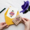 Carte à semer "Reine des Mamans" avec enveloppe jaune et pochette de graines.