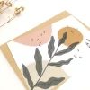 Carte A6 Carpe diem avec branche noire stylisée et formes roses, beige, ocre.