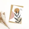 Carte A6 Carpe diem Atelier Yuzu avec dessin feuilles vert foncé et formes rondes ocres et roses.