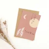 Carte A6 rose avec lune, étoiles suspendues et texte manuscrit noir