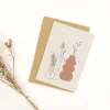 Carte A6 beige Atelier Yuzu avec trois vases stylisés et texte blanc manuscrit.