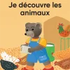 Carte audio Petit Ours Brun, ours en salopette bleue et jaune nourrit poules colorées.