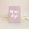 Carte postale rose poudré avec texte blanc "Mamie chérie" et motif branche délicate
