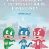 Trois personnages Pyjamasques verts, bleus et rouges courant en ville, fond pastel.
