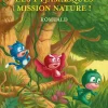 Illustration Pyjamasques avec héros bleu, rouge, vert dans forêt verdoyante, titre jaune.