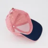 Casquette rayée rouge et blanche, visière bleu marine, ajustable à boucle métallique