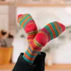 Chaussettes hiver Freja Polar Star multicolores rayées, rouge, jaune et bleu, portées jambes levées