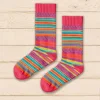 Chaussettes hiver Freja Polar Star motifs géométriques multicolores sur fond rose