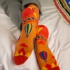 Chaussettes hiver Nager orange avec motifs montgolfières et montagnes rouges