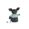 Chien en peluche gris vêtu d’un haut vert à pois blancs et pantalon bleu, dos visible