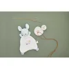 Doudou souris bleu pâle avec tissu blanc brodé et bola rose sur ficelle marron
