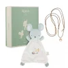 Doudou souris bleu clair avec motifs nature, bola rose et boîte verte Kaloo