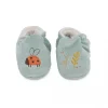 Chaussons bébé verts en velours avec coccinelle orange et motifs feuilles jaunes