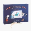 Coffret cinéma bleu nuit avec illustration enfants, chevaux et chien, texte Au cinéma Moulin Roty.