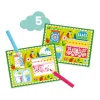 Cartes vertes avec motifs colorés, crayons bleu et rose pour coffret créatif Djeco