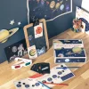 Coffret Découverte de l'espace Moulin Roty avec cartes, lunettes 3D, planètes et crayons colorés.