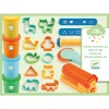 Coffret pâte à modeler Djeco avec pots multicolores, emporte-pièces animaux et outils plastique.