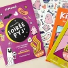Coffret violet Kimomö Soirée Pyjama avec livres, tatouages phosphorescents et fiches recettes.