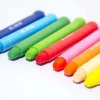 Crayons gel OMY alignés, couleurs variées bleu, vert, rouge, rose, orange, jaune.