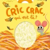 Couverture jaune du livre Cric Crac, qui est là ? avec petite souris grise aux grandes oreilles roses.