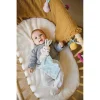 Bébé allongé dans un berceau avec doudou lapin carré bleu ciel à motifs fleur Kaloo