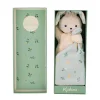Doudou lapin blanc crème avec oreille fleurie, couverture bleu pastel motifs agrumes, boîte verte Kaloo.