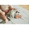 Doudou raton laveur Gaston gris et blanc en tissu doux, bébé assis dessus