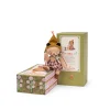 Peluche Emile le petit ours en tissu, bonnet marron, salopette à carreaux rouges, boîte verte décorée