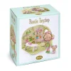 Figurine Tinyly Rosalie en robe verte et mauve, décor boutique floral rose