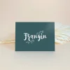 Carte postale A6 verte foncée avec inscription blanche "Frangin" et motifs feuillages