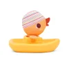 Canard orange avec bonnet rayé multicolore sur bateau jaune flottant Gaspard Lilliputiens.