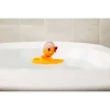 Canard orange Gaspard avec bonnet rayé sur bateau jaune flottant dans baignoire