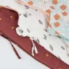 Détails gigoteuse terracotta 70 cm Après la pluie, tissu coton motifs floraux et feuilles, fermeture éclaire.