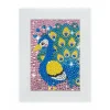 Paon coloré en strass bleus, jaunes et verts sur fond rose, cadre blanc