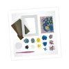 Kit Glitters Paon Buki, cadres blancs, perles paillettes colorées, pinceau rose, illustration paon.