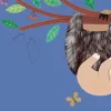 Paresseux papa et bébé suspendus à une branche avec pelage doux à toucher, fond bleu.