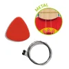 Accessoires pour ukulélé enfant Djeco : médiator rouge, jeu de cordes métal, détail ukulélé coloré rouge et jaune.