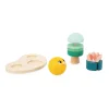 Plateau en bois clair avec support ovale, boule jaune, arbre empilable vert, fleur rose Janod.