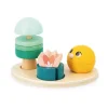 Jouet en bois Janod Box avec arbre vert, feu rose et boule jaune souriante.