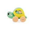 Tortue en bois verte et jaune sur roulettes naturelles, jouet Janod Box.