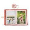 Album photo Jeanne Lilliputiens tissu rose avec deux photos enfants insérées.