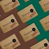 Cartes marron clair "Mission" numérotées avec tampon rouge "Top Secret" jeu L'imposteur Gigamic.