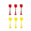 Six fléchettes magnétiques Janod, trois rouges et trois jaunes, forme classique.