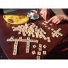 Jeu de lettres Bananagrams avec tuiles en plastique beige et pochette banane jaune