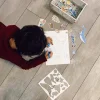 Enfant coloriant dessin avec magnets en forme d'animaux marins et coraux, jeu Sous l'océan Ferflex.