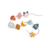 Perles en bois à enfiler Moulin Roty, forme animaux, feuilles, lune, étoile et montre colorées